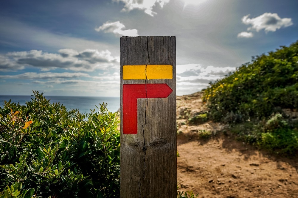 trail marker on the seven hanging valleys hike in the algarve