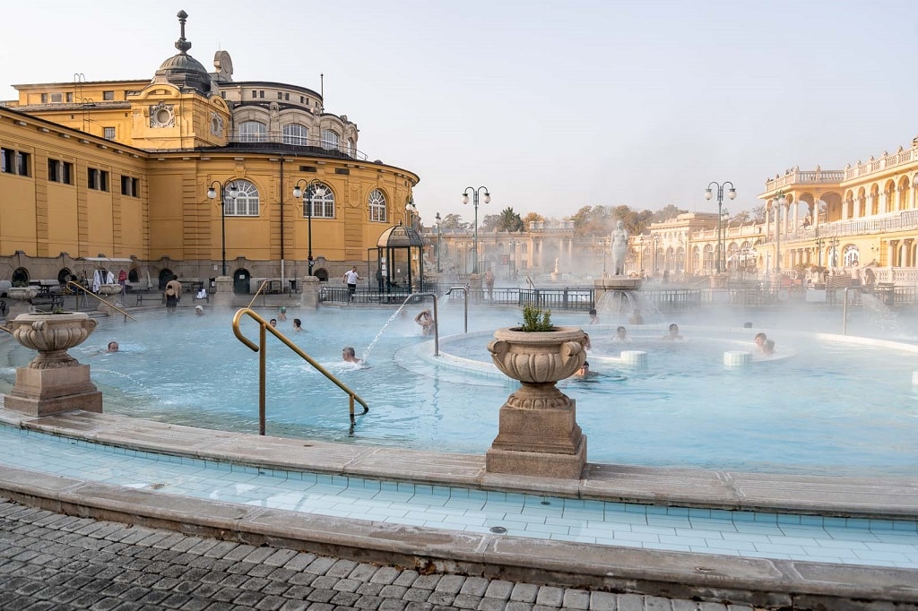 Szechenyi baths, a romantic spot for couples in Budapest