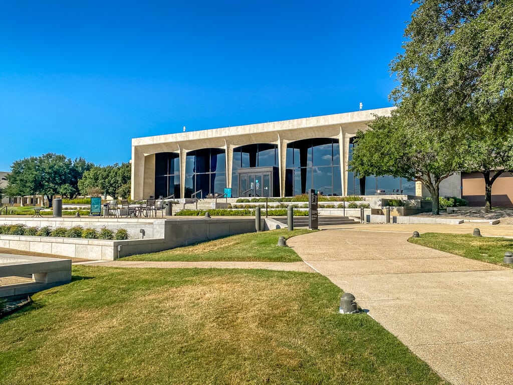 exterior shot of the amon carter museum in fort worth texas
