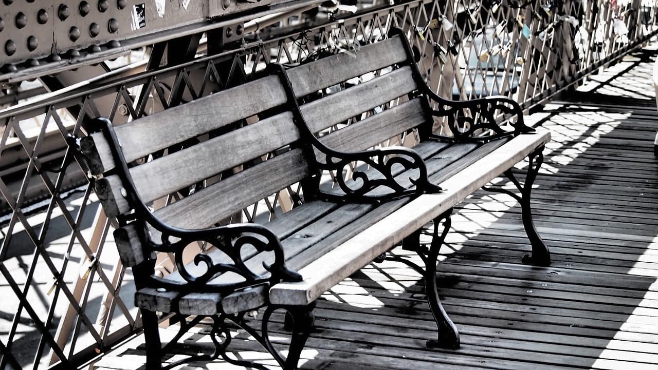 benches on the brooklyn bridge