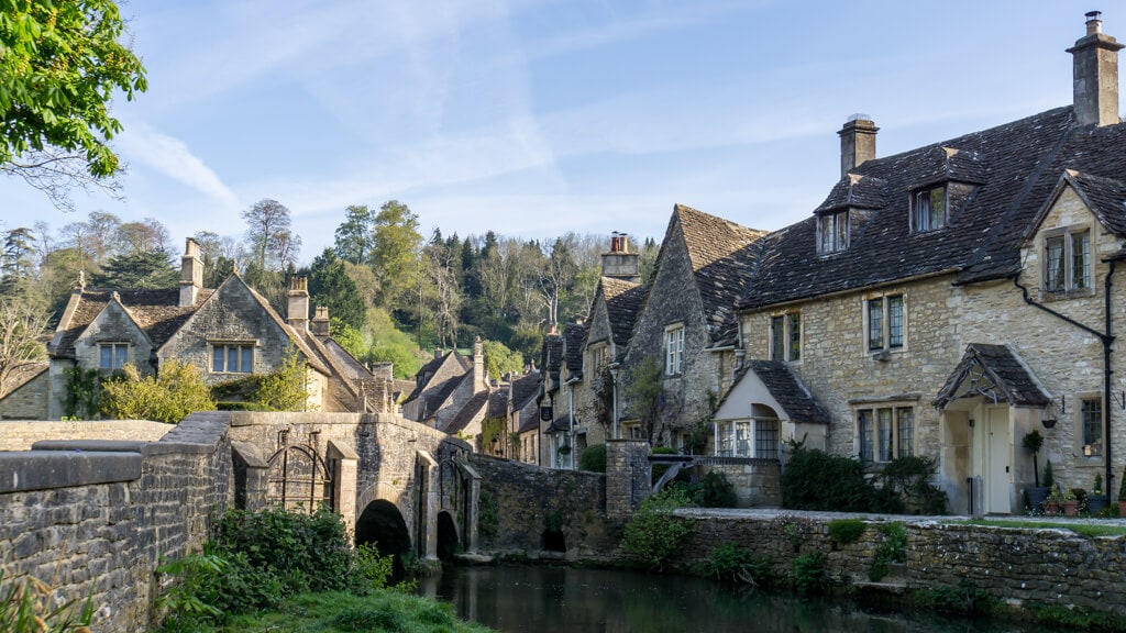 famous photo spot in castle combe where there is the bridge over the by brook with charming cottages