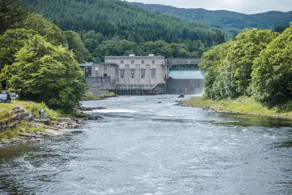 view of Pitlochry Dam with mountains in the background